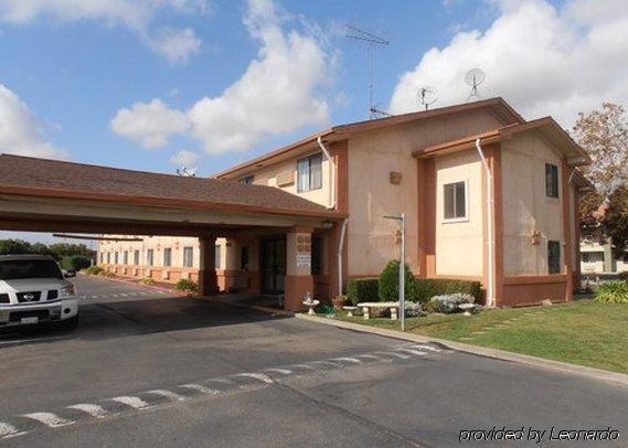 Super 8 By Wyndham Willows Exterior photo