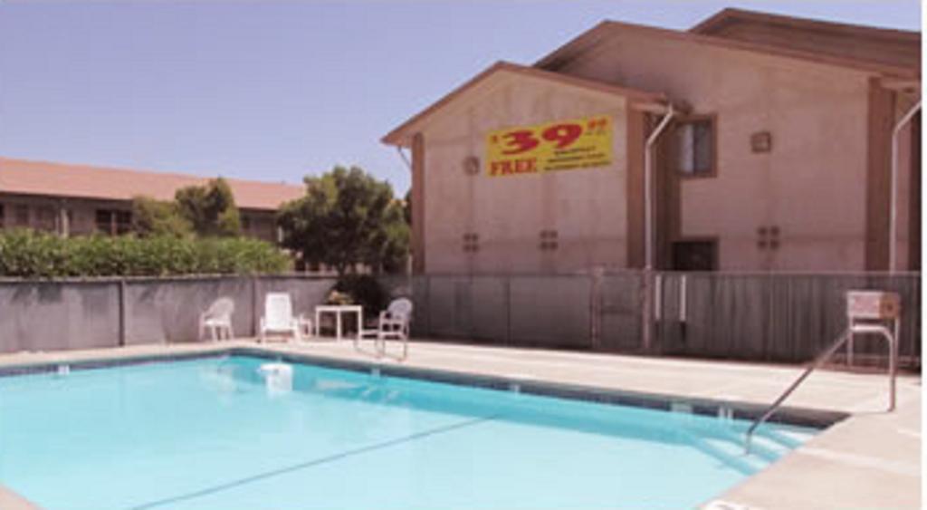 Super 8 By Wyndham Willows Exterior photo